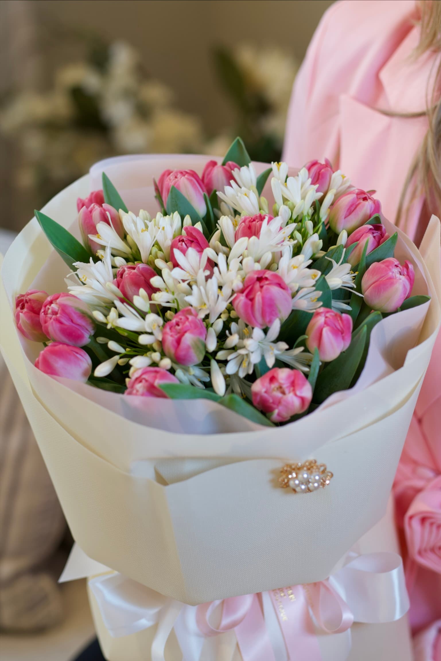 🌸 Bouquet with a Brooch