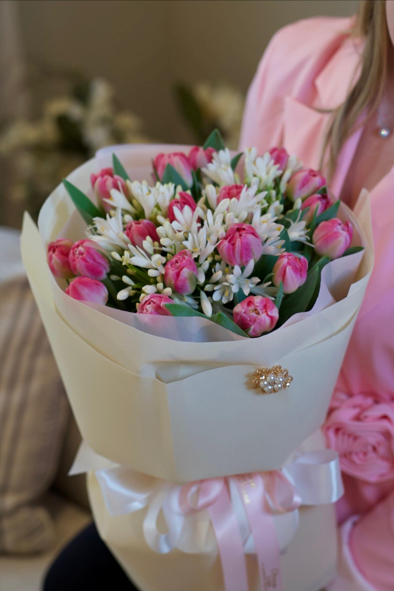 🌸 Bouquet with a Brooch