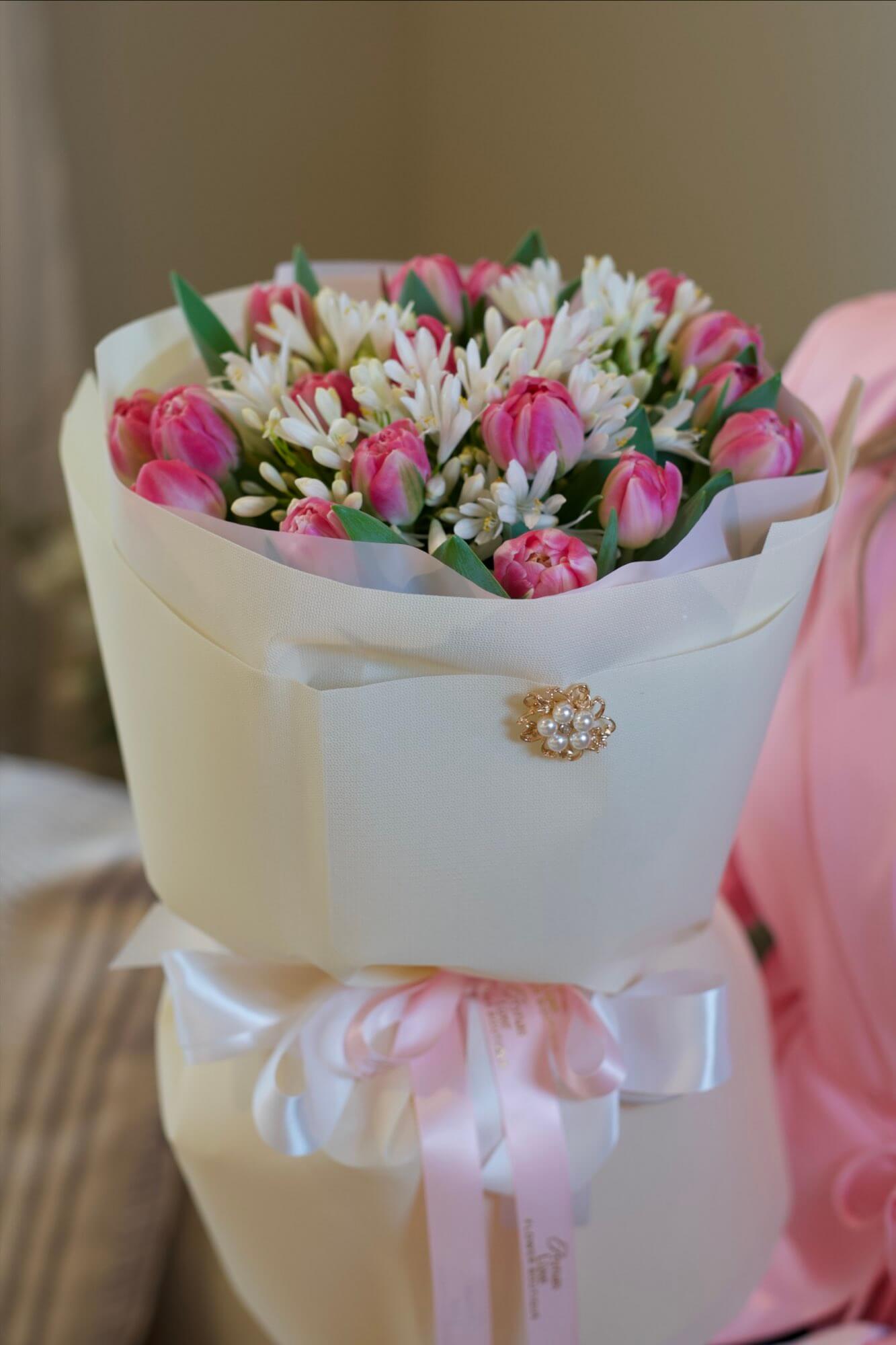 🌸 Bouquet with a Brooch